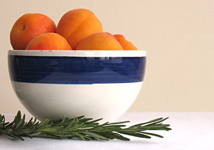 apricots-in-bowl